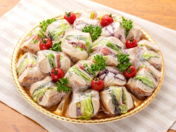 冬限定！冬のベーグルサンドイッチプレート（Mサイズ．1／4×16個　3、4名様に最適です。1つ1つラッピングしております。）