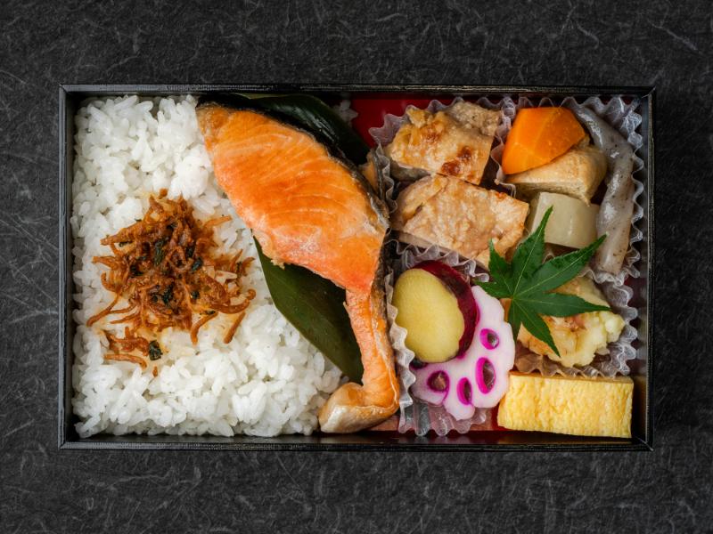 鮭と鶏塩麹焼きの幕の内御膳