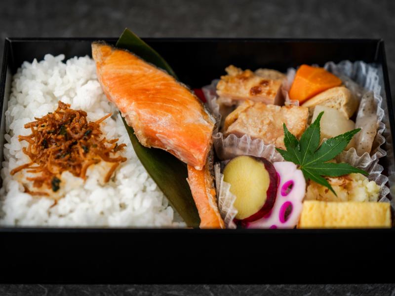 鮭と鶏塩麹焼きの幕の内御膳