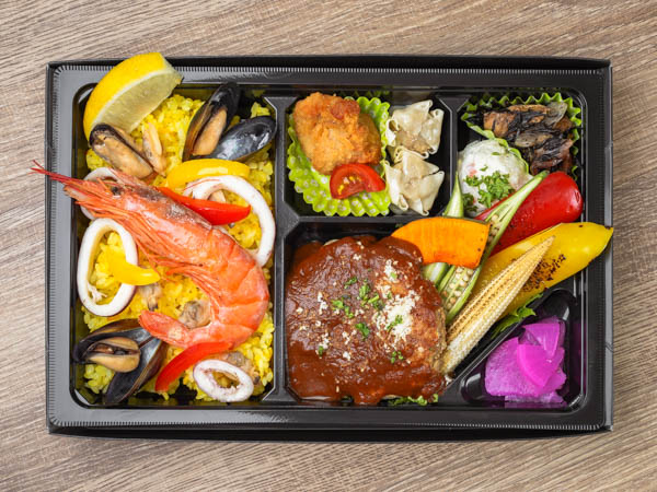 シーフード屋の魚介のパエリアとハンバーグ弁当