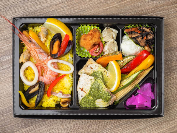 シーフード屋の魚介のパエリアとメカジキのハーブグリル弁当