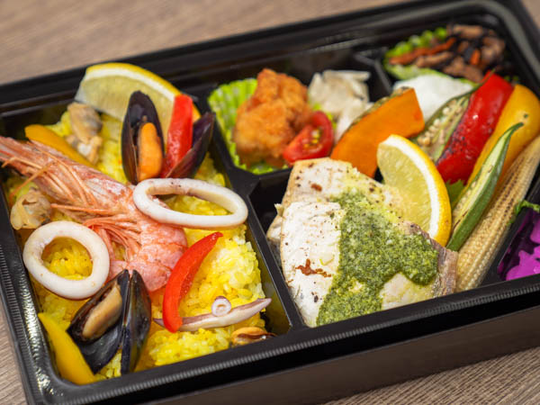 シーフード屋の魚介のパエリアとメカジキのハーブグリル弁当