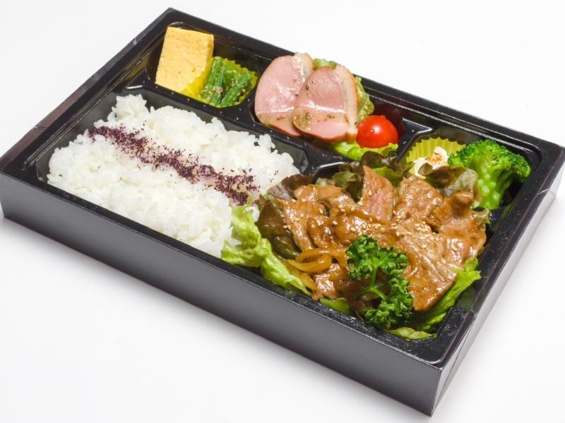 ボリューム満点牛の焼肉とカモ燻製お肉たっぷりお弁当