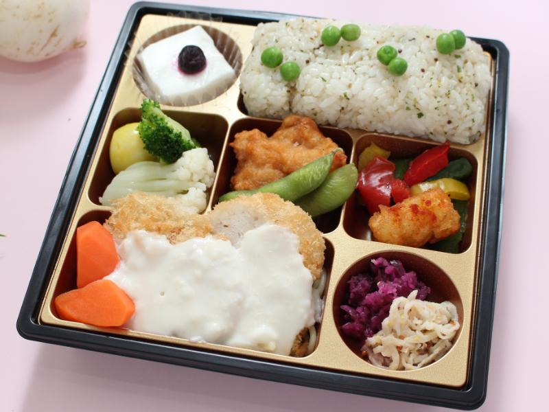 【3月1日〜5月31日お届け分限定】DE　LUXE ブールブラン煮込みチキンカツ 〜旬のごはんと共に〜