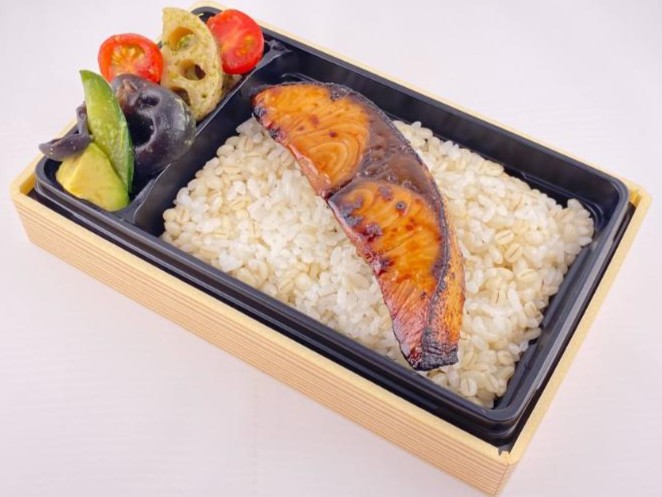 ぶりの照焼きと２品目野菜デリ弁当