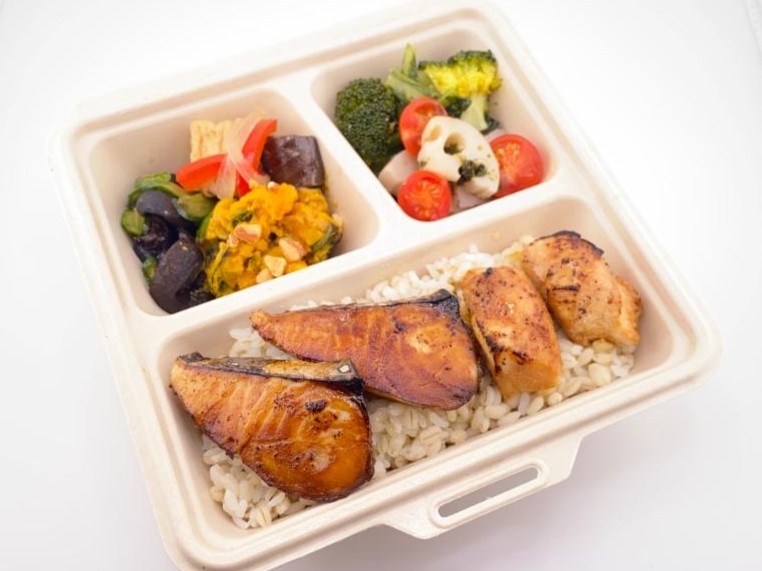 ぶりと鶏の照焼きと5品目野菜デリ弁当