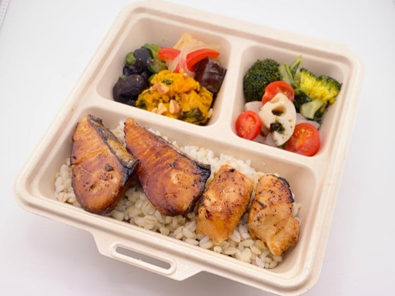 ぶりと鶏の照焼きと季節野菜デリ弁当