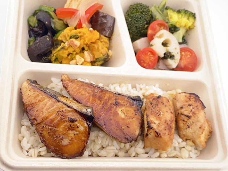 ぶりと鶏の照焼きと季節野菜デリ弁当