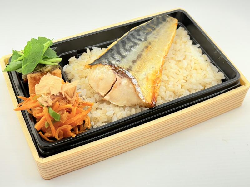 さばの塩焼きと2品目野菜デリ弁当