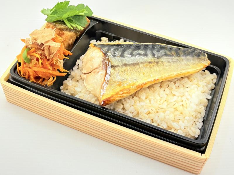 さばの塩焼きと2品目野菜デリ弁当
