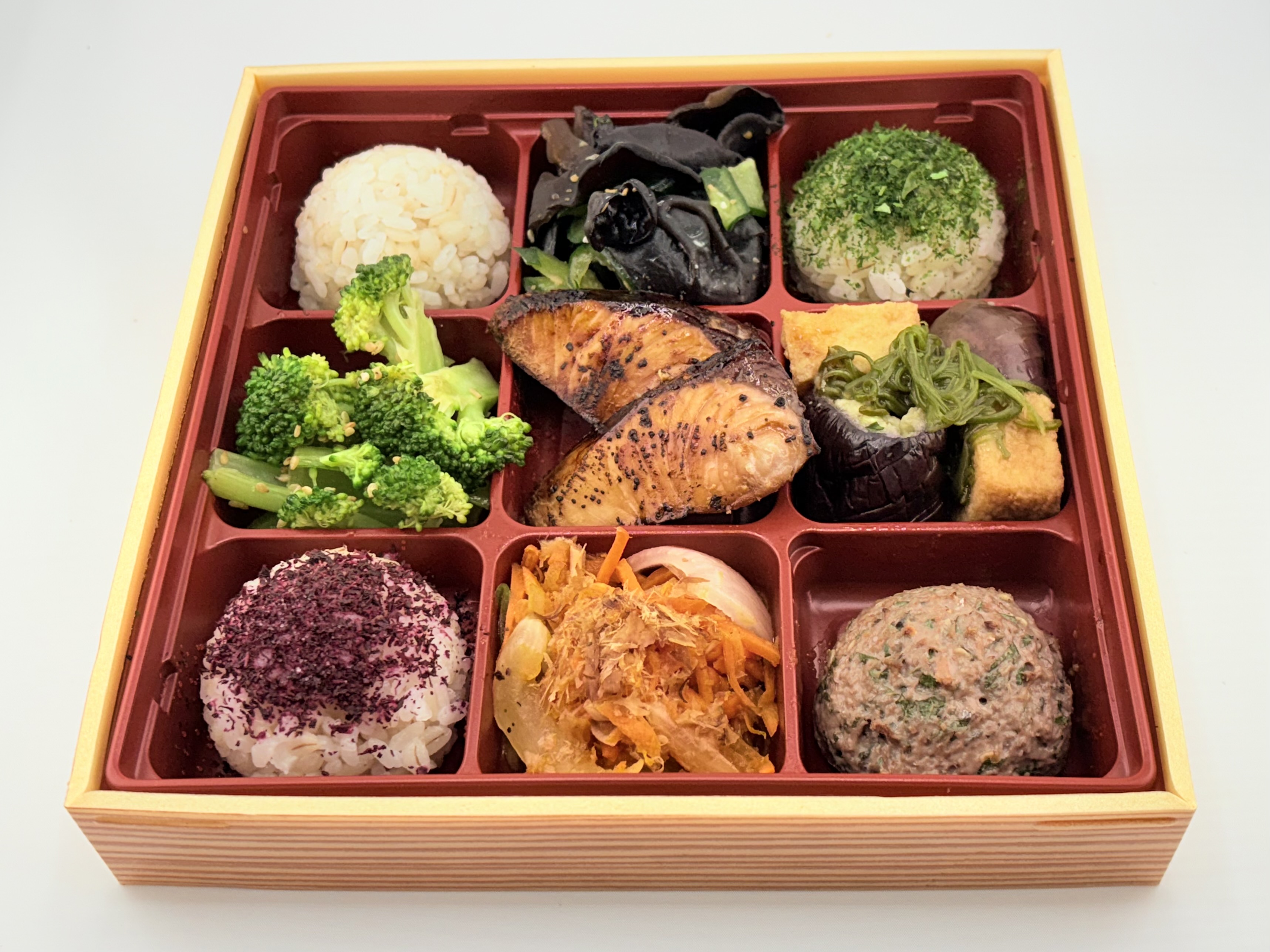 ぶりの照焼きと豪華野菜デリプレート