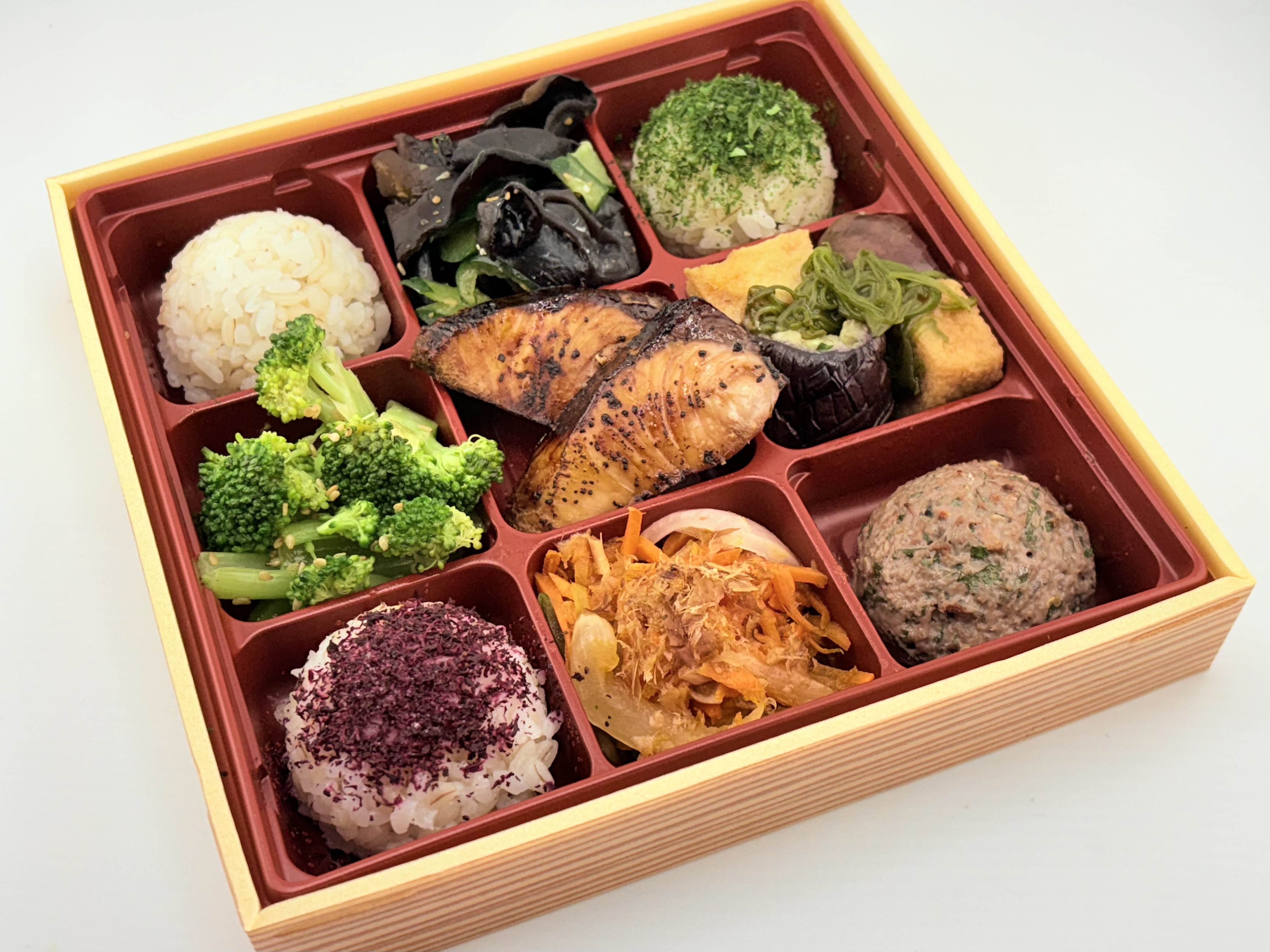 ぶりの照焼きと豪華野菜デリプレート