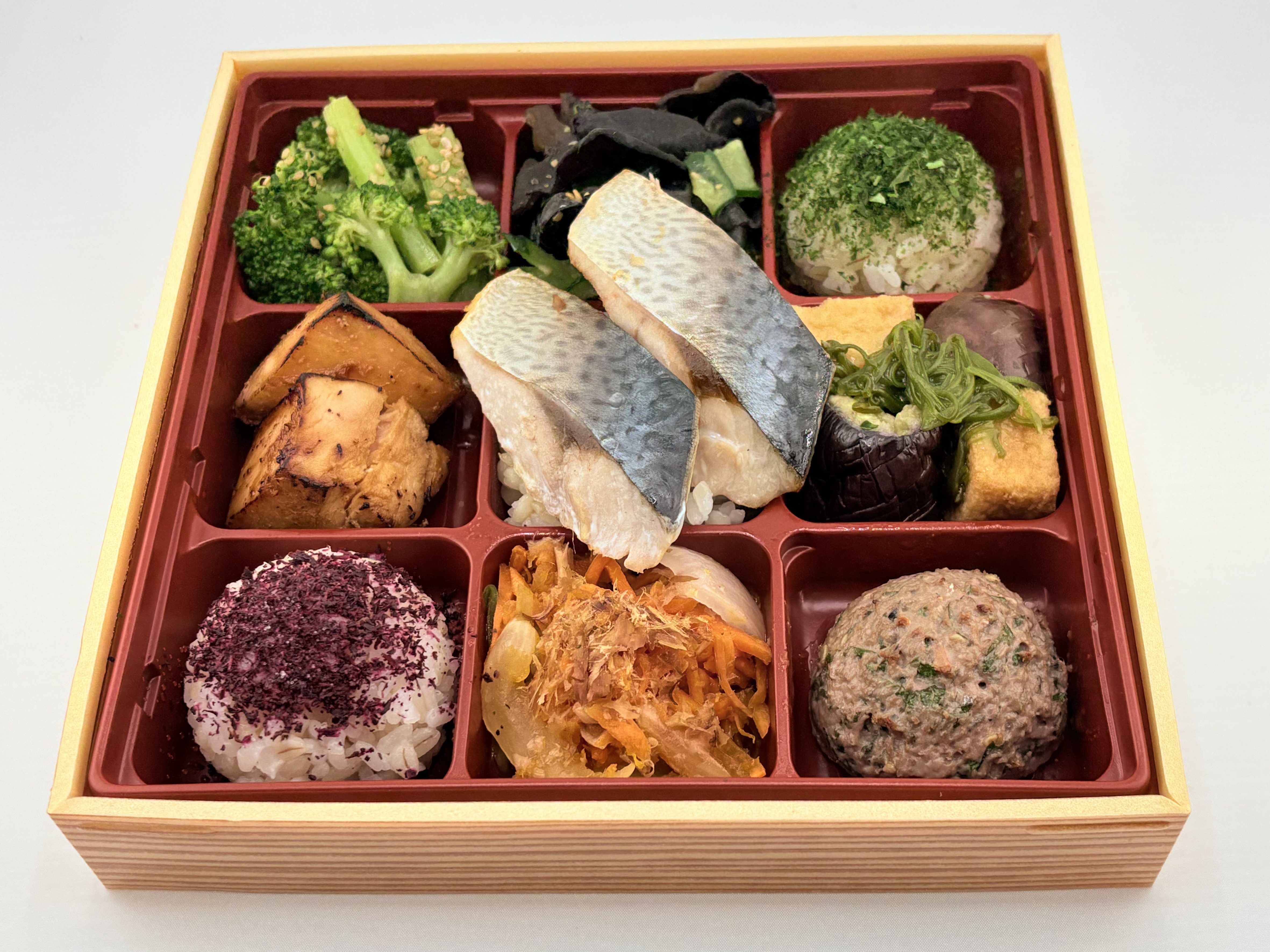 さばの塩焼きと鶏の照焼きと豪華野菜デリプレート