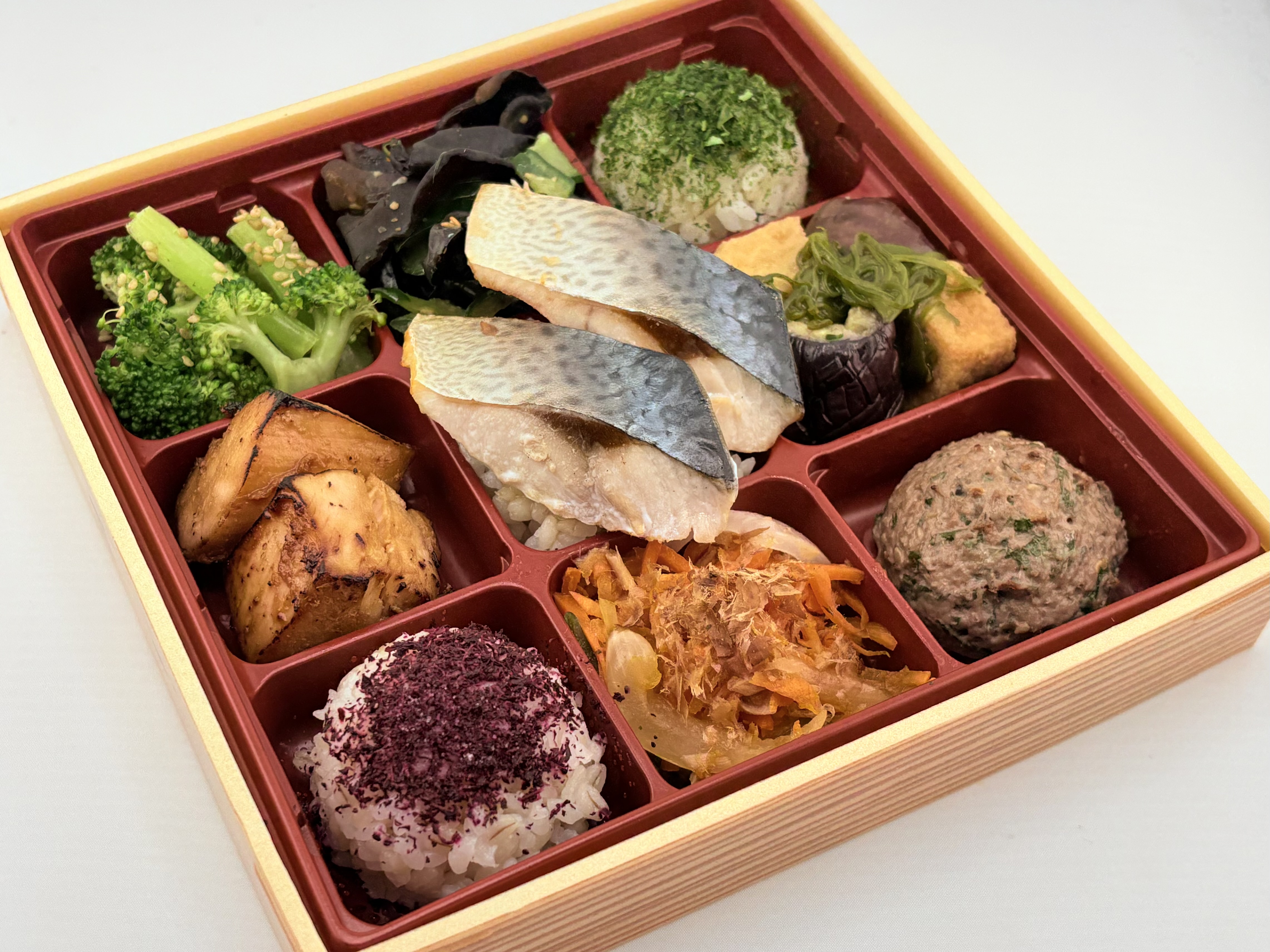 さばの塩焼きと鶏の照焼きと豪華野菜デリプレート