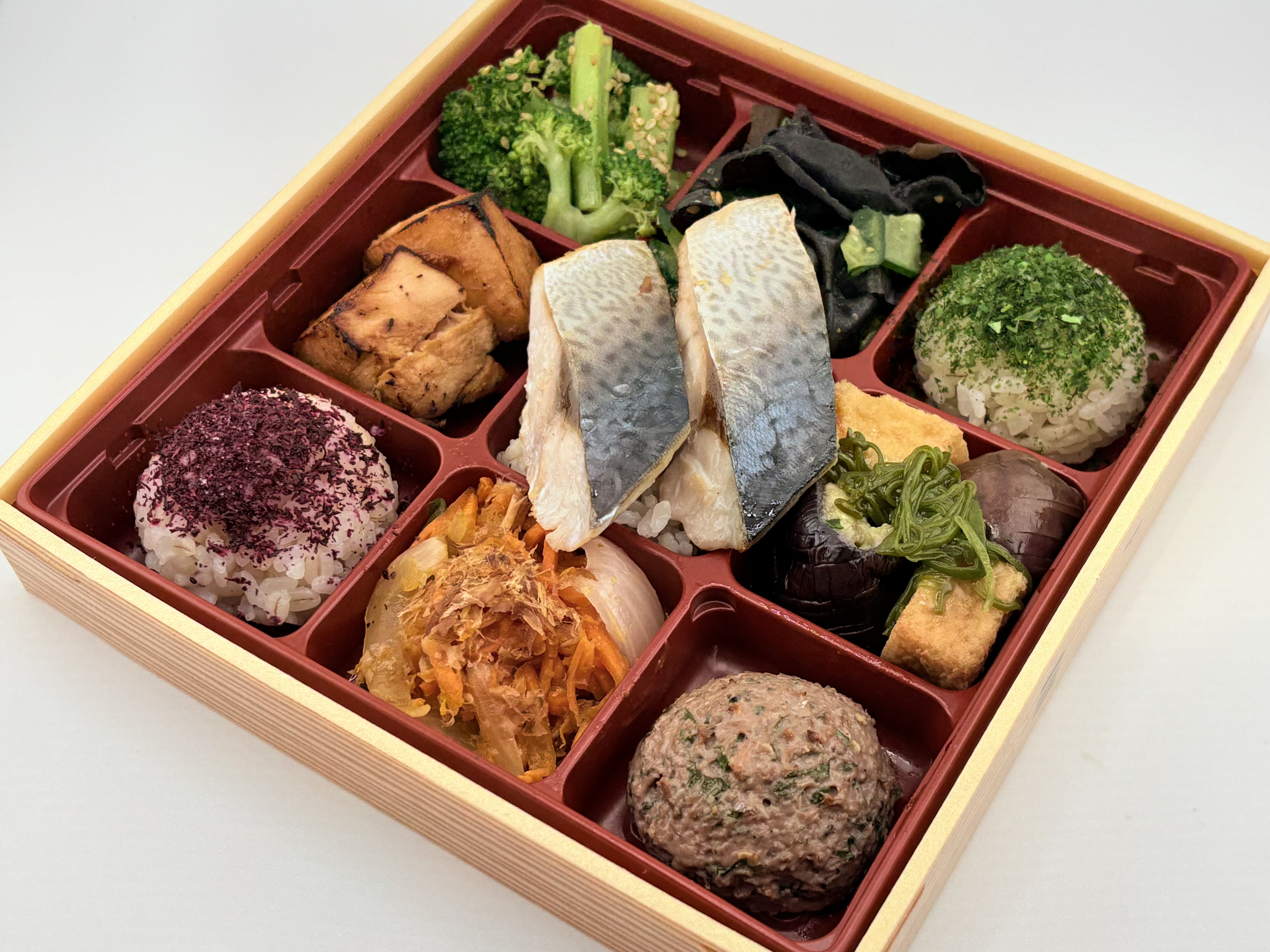 さばの塩焼きと鶏の照焼きと豪華野菜デリプレート