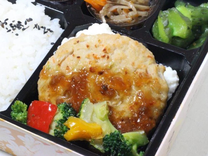 【お好み幕の内弁当】ヘルシー豆腐ハンバーグと地中海野菜