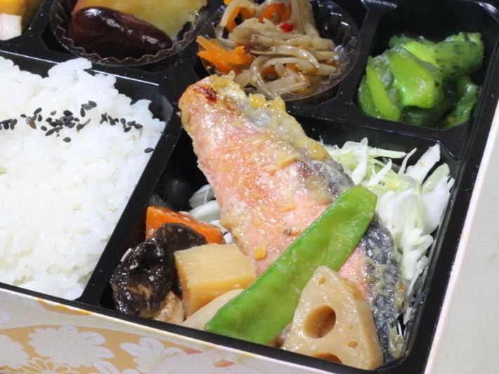 【彩り幕の内弁当】しゃけと筑前煮