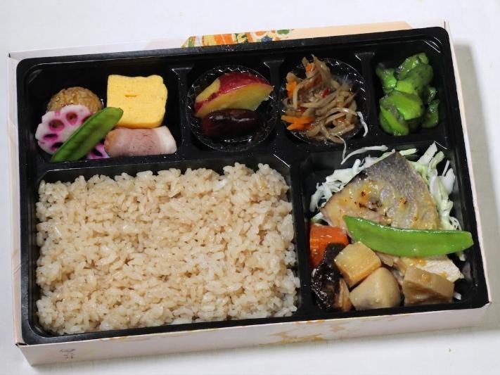 【彩り幕の内弁当】ブリと筑前煮