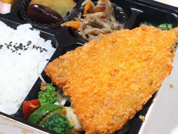 【彩り幕の内弁当】ビック肉厚アジフライ