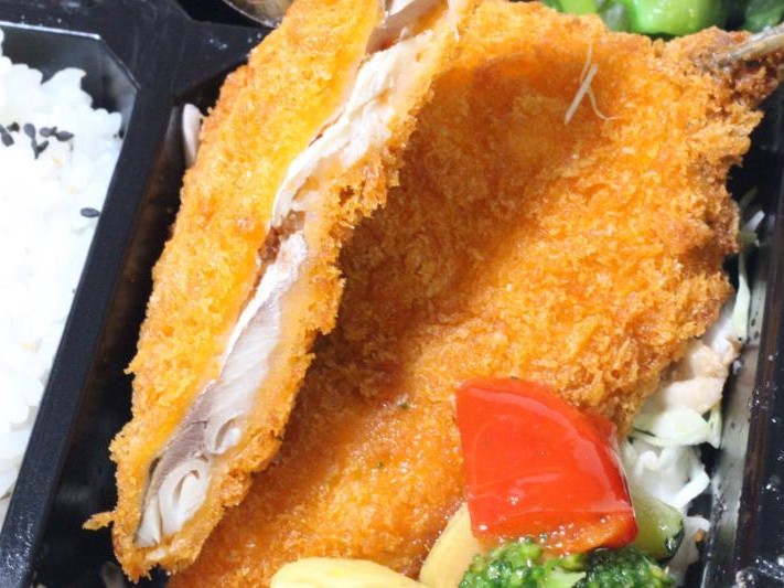 【彩り幕の内弁当】ビック肉厚アジフライ