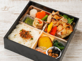 焼鳥 三代目 庄之助（宮城）の松花堂弁当 牛すき煮 2,200円｜【お弁当