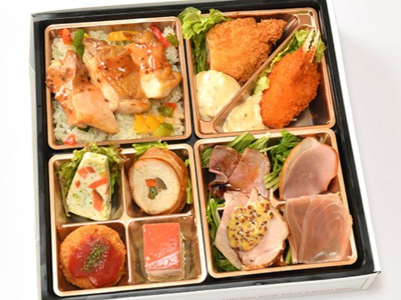 特製グリルチキンとフライ2種タルタルソースの8種彩り弁当