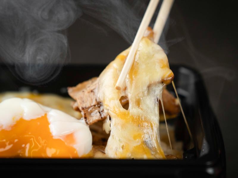 【熱々 焼肉弁当】 コク旨温玉チーズ特上牛カルビ重