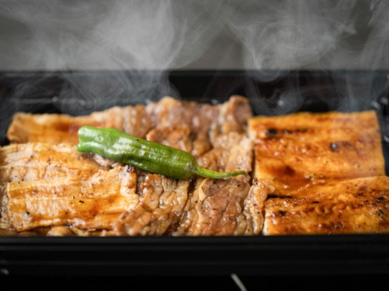 【熱々 焼肉弁当】食べ比べ築地の鰻と２種の特上カルビ重（牛・豚カルビ）