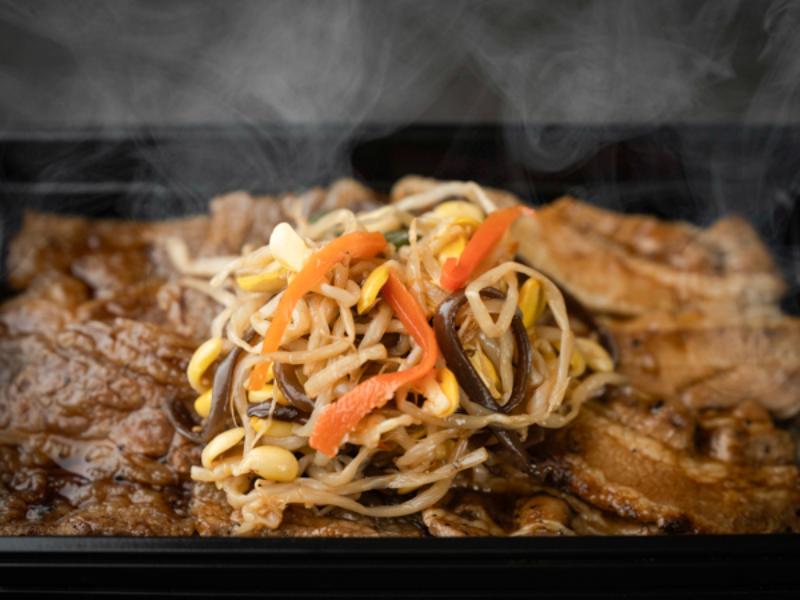 【熱々 焼肉弁当】食べ比べ特上カルビビンバ重（豚・牛カルビ）