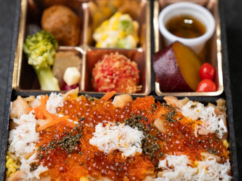 彩りおかずと薫香プレミアムちらしの香箱