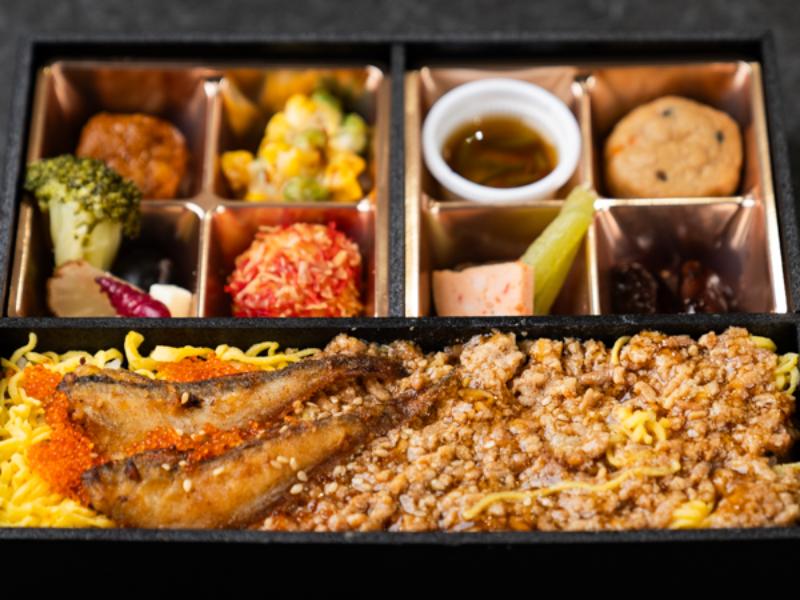 秋田名物比内地鶏のそぼろとハタハタ唐揚げの宝石弁当