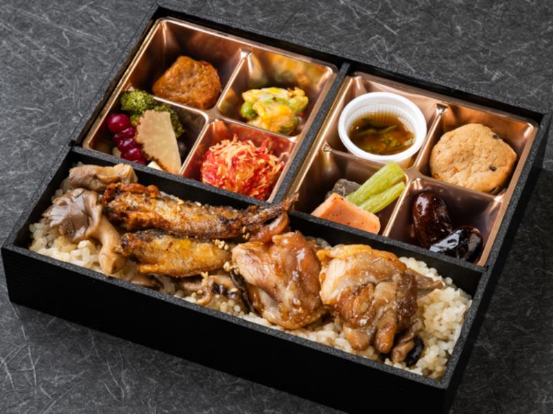 秋田名物ハタハタの唐揚げと比内地鶏照り焼きのふるさと弁当