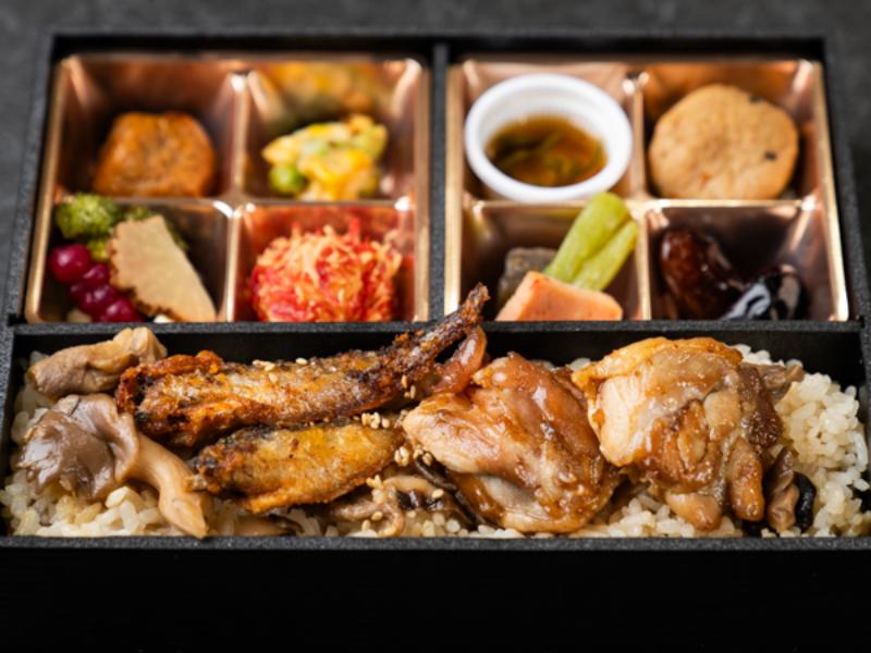 秋田名物ハタハタの唐揚げと比内地鶏照り焼きのふるさと弁当