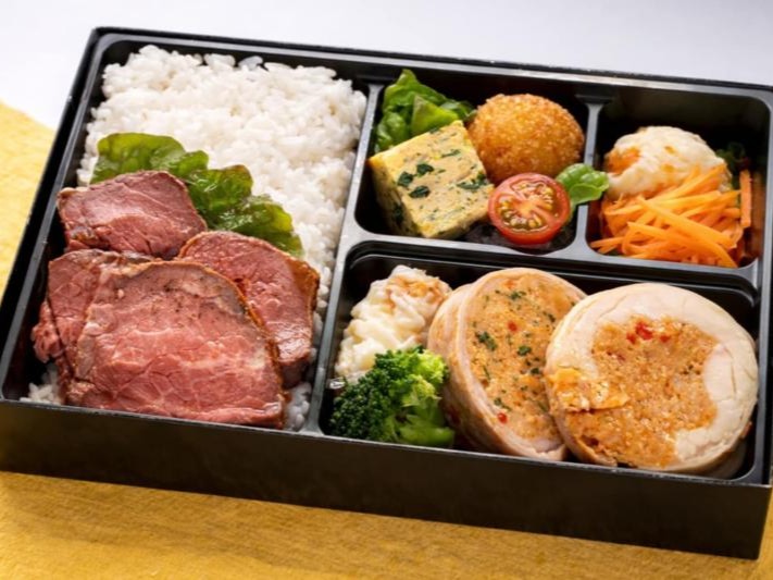 サーモン＆チキンのWメイン御膳（ロースビーフ丼）
