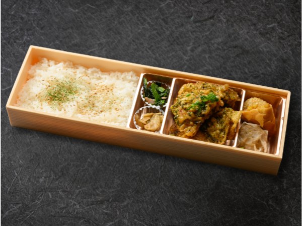 杉崎養鶏場ハーブ鶏使用黒酢の油淋鶏弁当