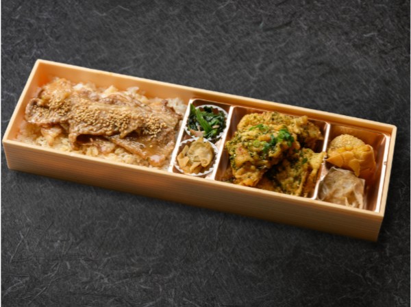 杉崎養鶏場ハーブ鶏使用特選黒酢の油淋鶏と牛カルビ御膳弁当