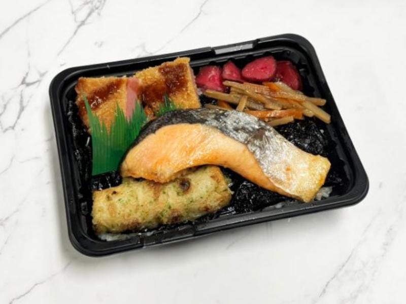 銀鮭の粗塩焼きとハムカツ海苔弁