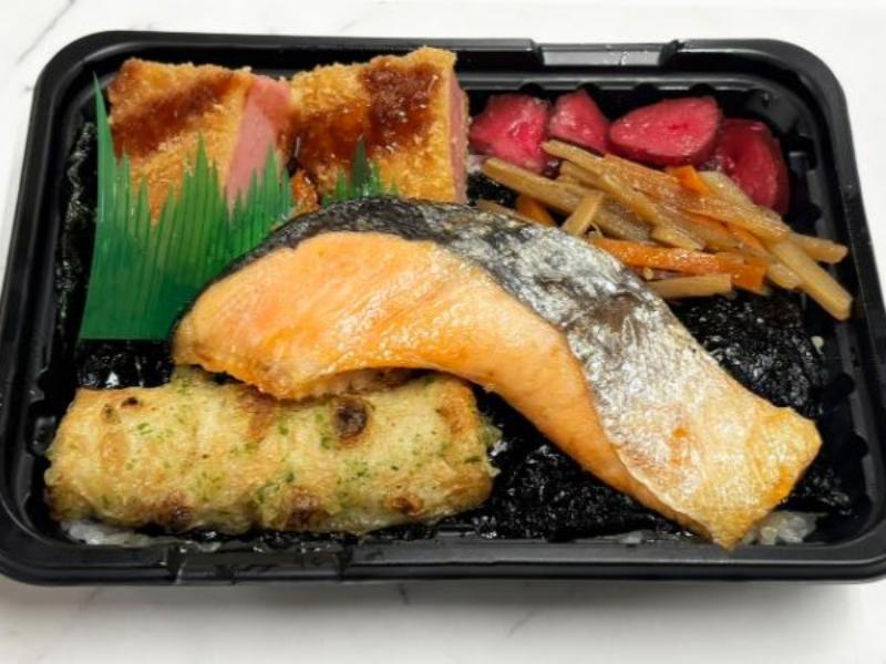 銀鮭の粗塩焼きとハムカツ海苔弁