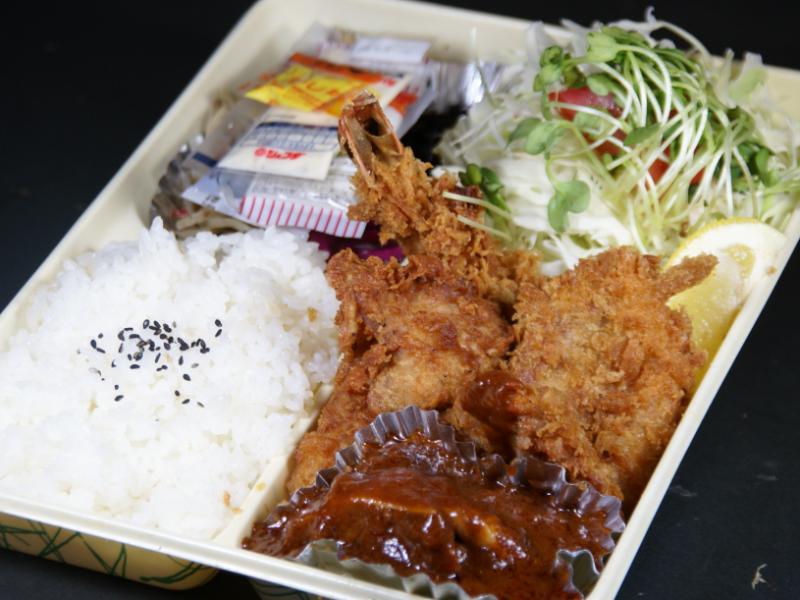 海老フライと豚ヒレ一口カツとビーフシチュー