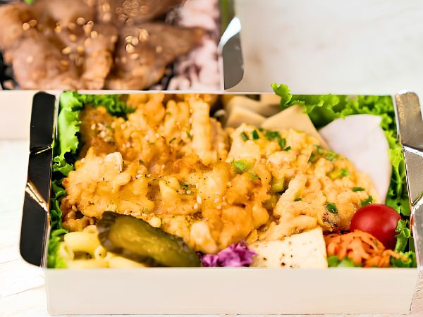 牛カルビ焼肉と名物鶏天2段弁当