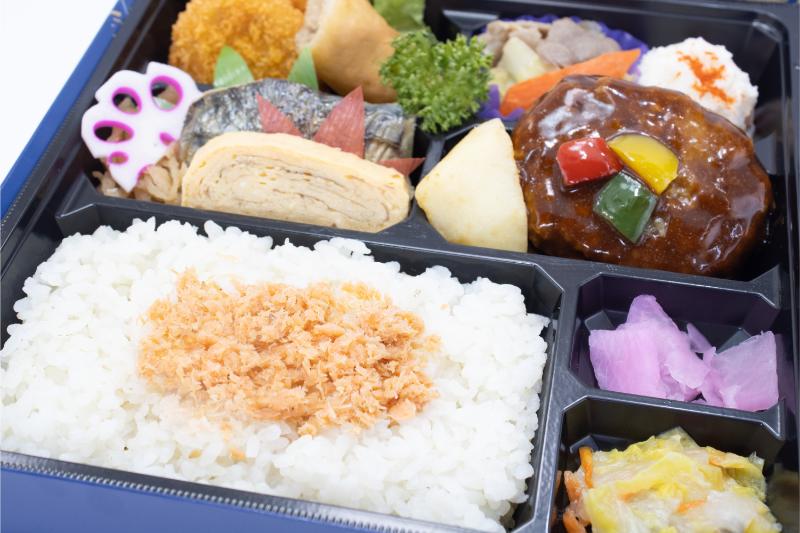 ハンバーグと焼き魚弁当 （NO．124）