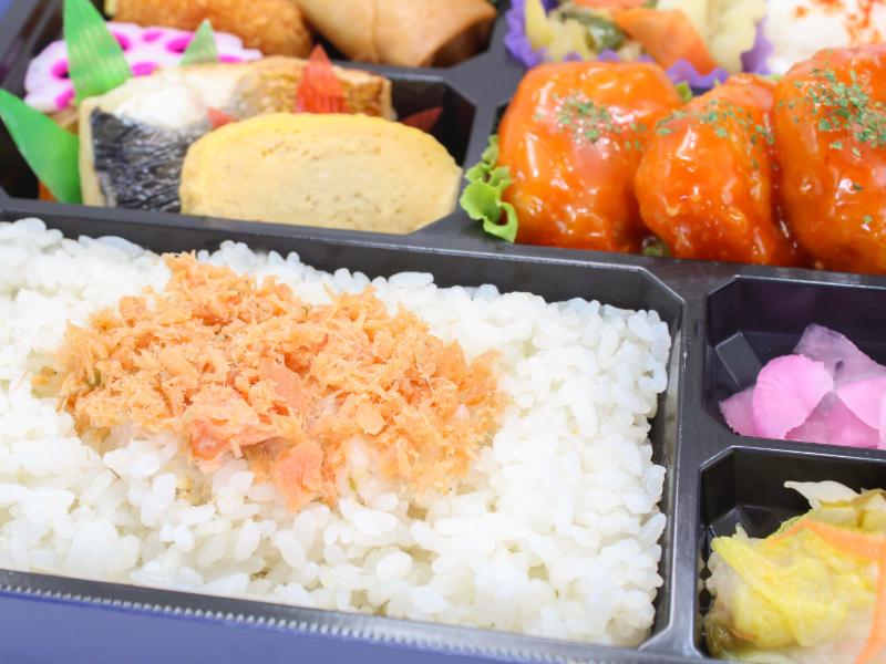 エビチリと焼き魚弁当 （NO．127）