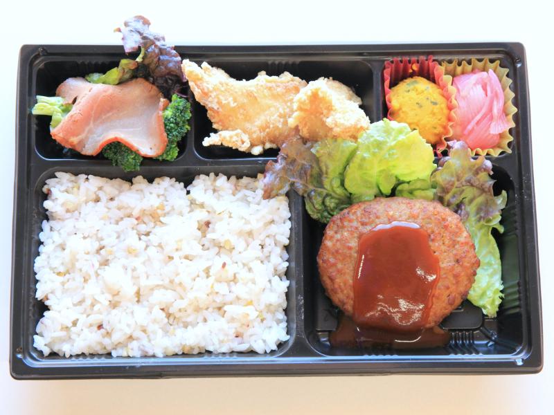 ビーフハンバーグと唐揚げ御膳