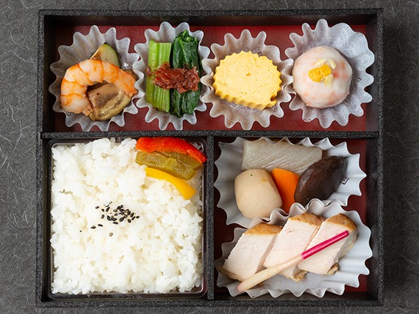 こはる〜葵〜鶏むね肉のやわらか煮と五彩花籠