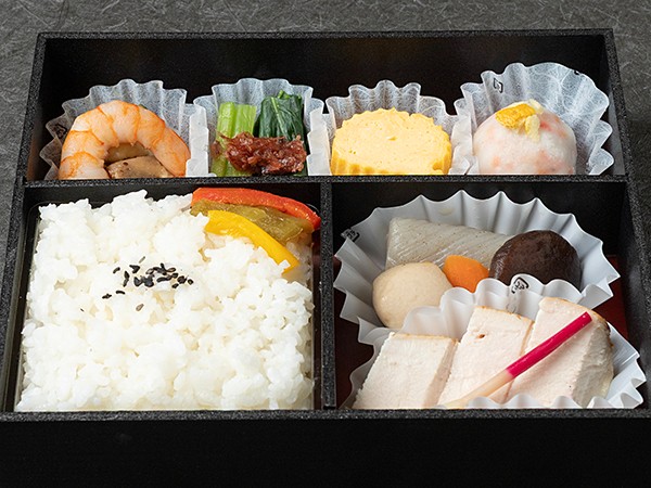 こはる〜葵〜鶏むね肉のやわらか煮と五彩花籠