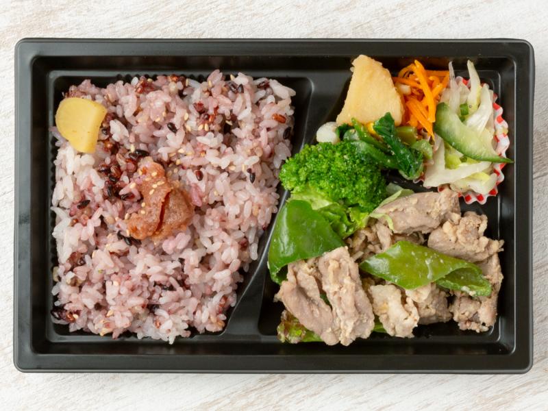 【軽めサイズ】国産豚と季節野菜の塩こうじ炒め弁当