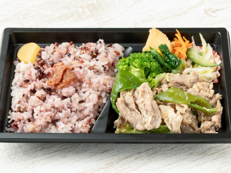 【軽めサイズ】国産豚と季節野菜の塩こうじ炒め弁当