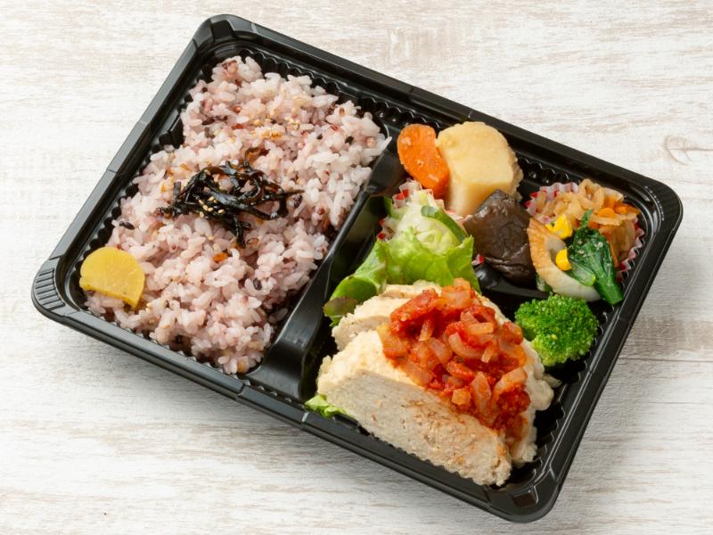 鶏ひき肉とおからのヘルシーハンバーグ弁当