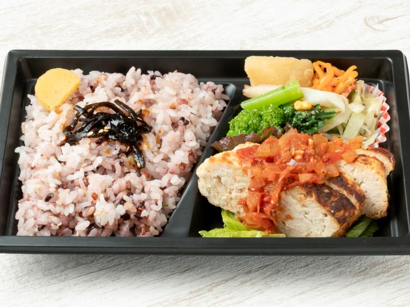 【軽めサイズ】鶏ひき肉とおからのヘルシーハンバーグ弁当