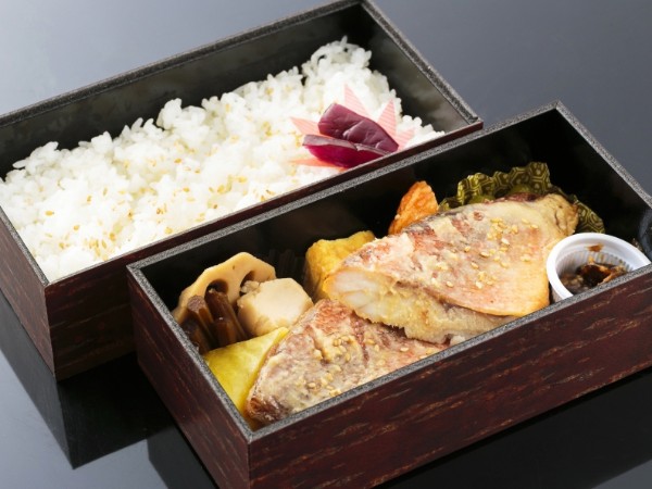 やまぐち山海の恵み 別邸福の花の茜 あかね 肉厚赤魚の西京味噌ダレ焼き二段重 1944円 お弁当デリ お弁当の配達デリバリー
